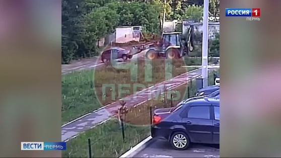 "Что происходит?" В Перми тракторист закинул в кусты легковушку
