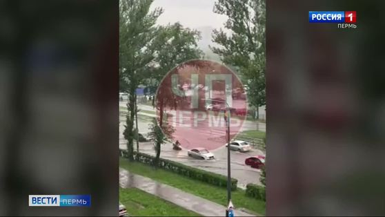 В Перми мощный ливень превратил улицы в озера