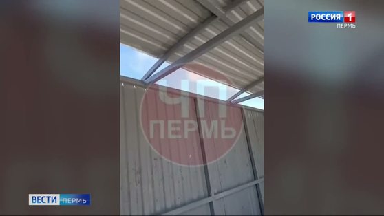 В Чусовом замечена опасная остановка с "взлетающей" крышей