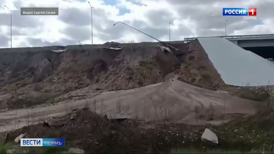 На Чусовском мосту размыло насыпную дамбу