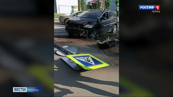 В Перми легковушка снесла ограждение и дорожный знак