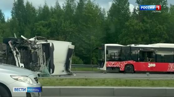 На шоссе Космонавтов столкнулись два автобуса, легковушка и большегруз