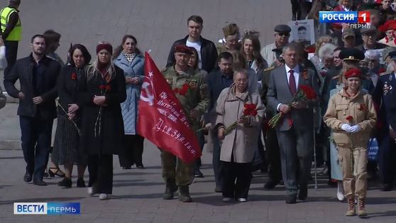 В Перми возложили цветы к мемориалу «Скорбящая»