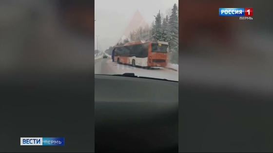 В Прикамье съехавший с тягача мобильный вагончик задел автобус