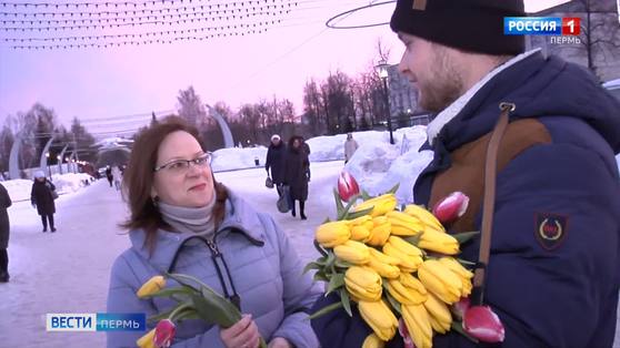 Сотрудницам "Пермских моторов" устроили сюрприз в начале рабочего дня