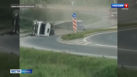 В Перми перевернулся грузовик с щебнем