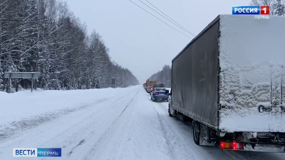 Сильный снегопад парализовал движение в Перми