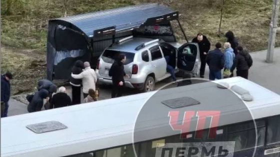 В Перми автомобиль врезался в остановку