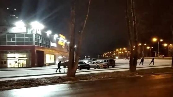 Видео: пермяки катаются на коньках на парковке у торгового центра