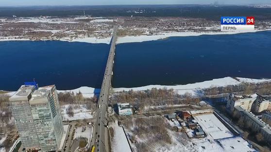 Причиной большой пробки на Коммунальном мосту стал подвоз материалов для ремонта. Работы будут идти до 5 мая 