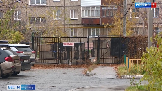 В Перми разгорелся конфликт между жителями домов из-за самовольного ограждения