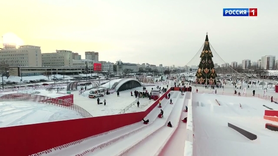 Пермяки осваивают снежный склон на эспланаде 