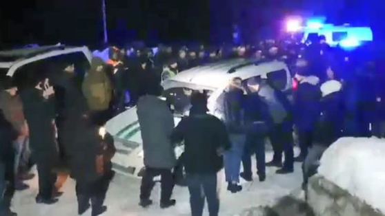 В Усолье постояльцы, которых выселили из гостиницы, заблокировали машину судебных приставов