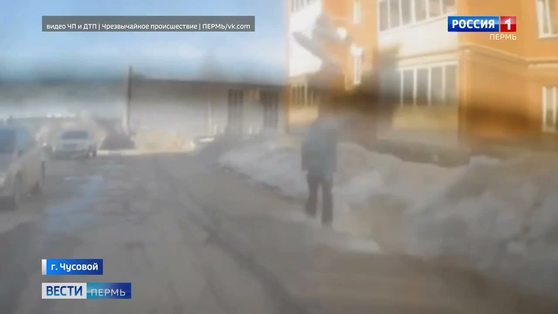 В Чусовом сугроб снега с крыши дома упал на пешехода