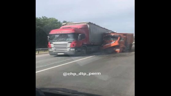 Два большегруза столкнулись в Прикамье