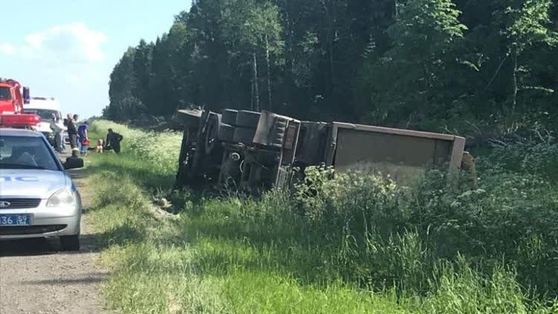 В Прикамье пьяный водитель опрокинул фуру с кислотой и получил ожоги