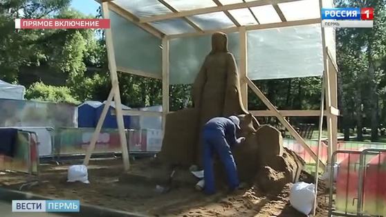 На пермской набережной создают скульптуры из сена и песка