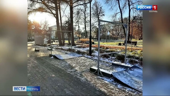 В сквере у театра оперы и балета вандалы разгромили уличную выставку