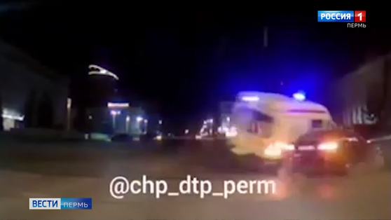 В центре Перми столкнулись иномарка и автомобиль скорой помощи