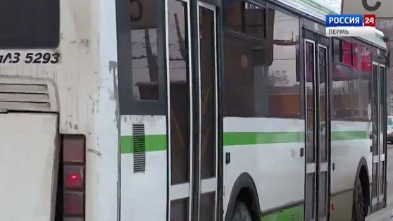 В Перми детскую коляску зажало в дверях автобуса