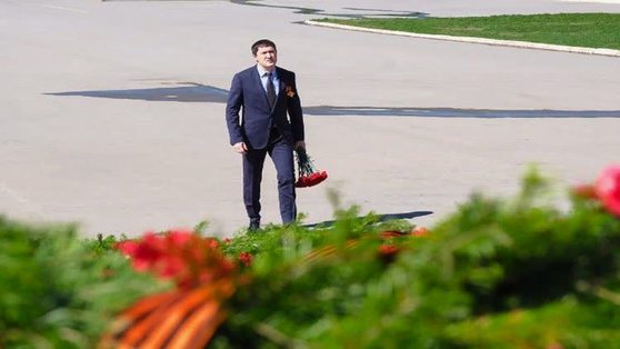 Дмитрий Махонин возложил цветы к мемориалу «Единство фронта и тыла»