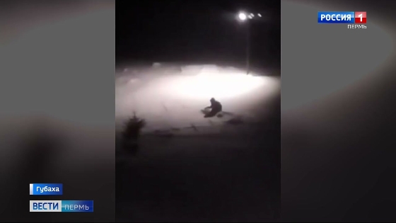 В Губахе женщина провалилась по пояс в сугроб на тротуаре