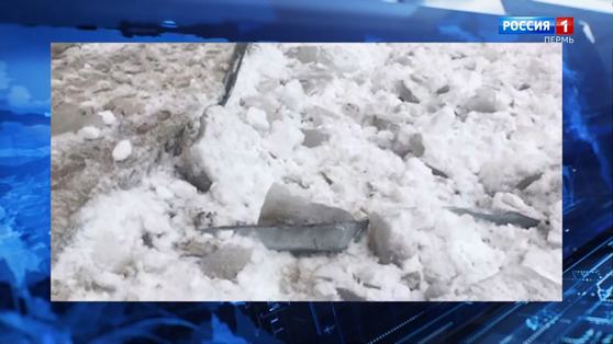 В Перми на прохожих рухнула глыба снега