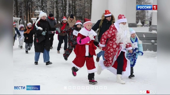 В парке Горького прошли забеги Дедов Морозов и Снегурочек