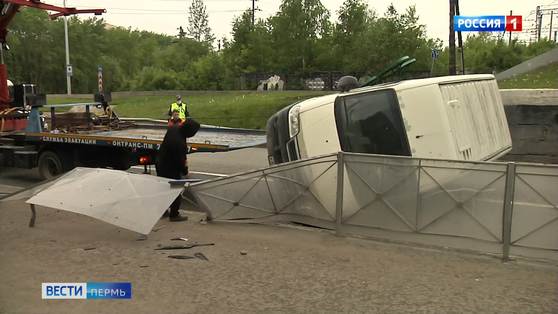 Перевернувшийся автомобиль стал причиной серьёзной пробки в Перми