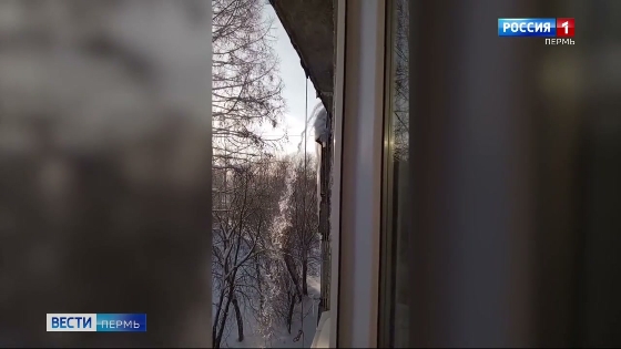 В хрущевках по улице Братской в Перми потекла крыша