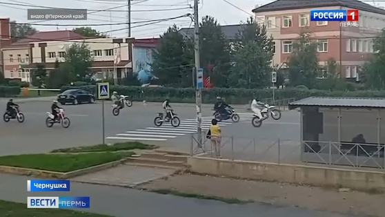 В Чернушке подростки устроили массовый заезд на питбайках