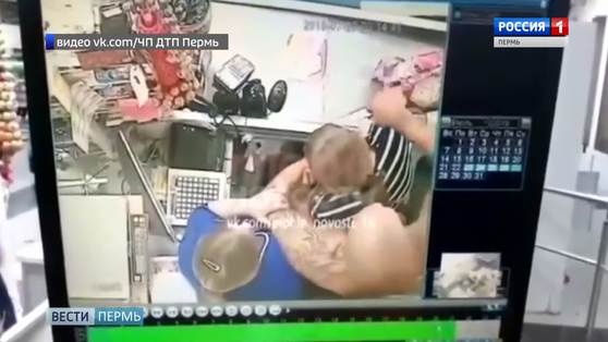 Страшные кадры: рецидивист берет в заложницы двух женщин в пермском магазине