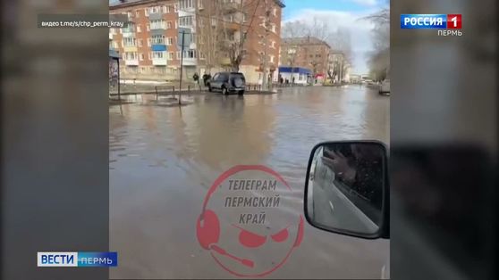 В Яйве затопило часть улицы Парковой