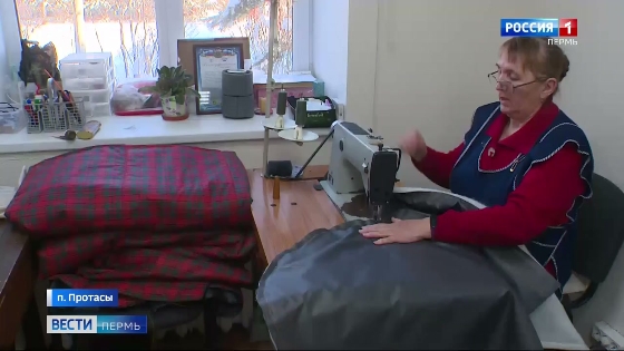 Волонтеры из Протасов шьют спальники для бойцов СВО