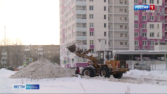 В жилом комплексе «Арсенал» провели первую за зиму уборку снега