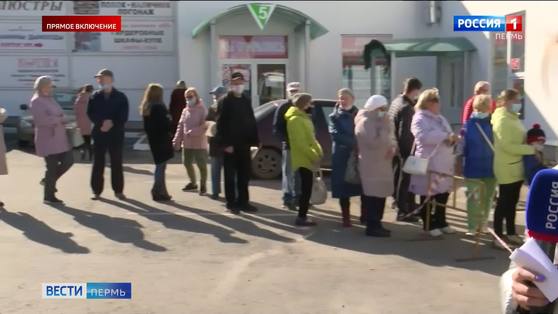 Мобильный пункт вакцинации: пермяки встают в очередь на прививку