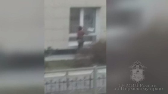 "Была в состоянии аффекта". Женщину, напавшую на здание краевой прокуратуры, привлекут за нарушение режима самоизоляции и мелкое хулиганство 
