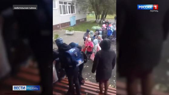 Дети стояли на холоде под дождем: родители выкладывают в Сеть ролики с очередями возле школ