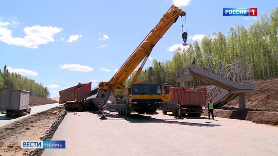 "КАМАЗ" обрушил пешеходный мост. Подробности аварии на трассе Пермь-Екатеринбург