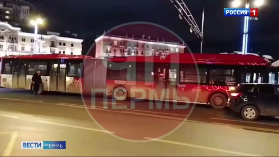Пассажиры жалуются на ломающиеся автобусы-"гармошки"