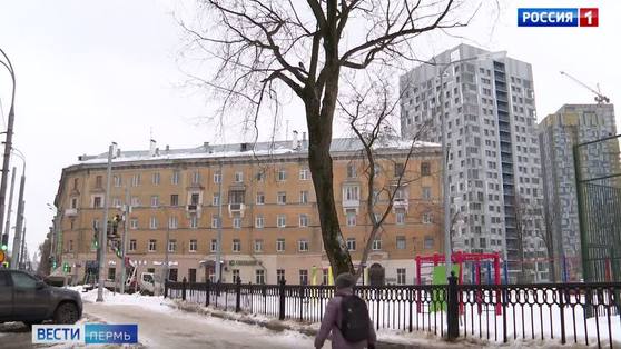 Опубликовано видео падения наледи на бабушку и внучку