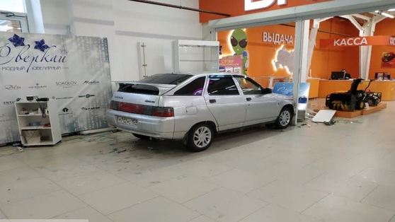 В Лысьве автомобиль без водителя снёс ювелирный отдел