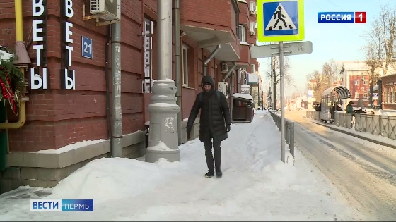 Пермяки жалуются на заснеженные тротуары и гигантские сугробы