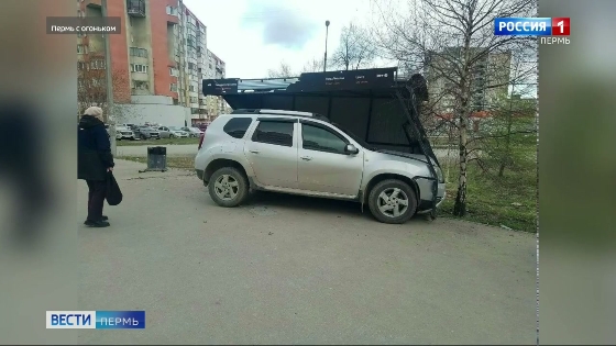 Очевидцы: протаранившему остановку водителю за рулём стало плохо