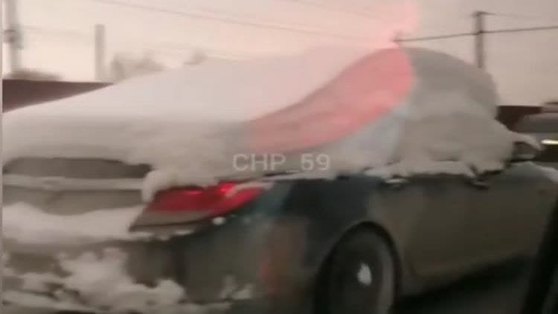 "Проспал на работу": пермяки в соцсетях обсуждают машину-сугроб 