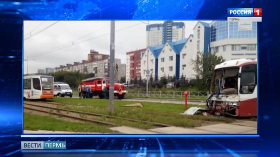 В аварии с участием автобуса и трамвая пострадали пять человек
