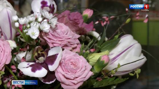Цветы и море комплиментов: пермяки поздравляют женщин с 8 Марта
