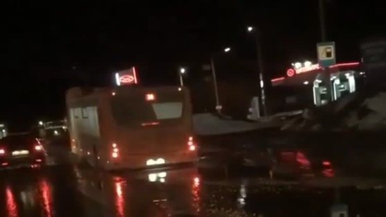 В Перми на ул. Героев Хасана автобус провалился в яму