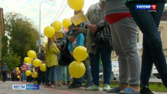 В Перми нуждающимся семьям раздали канцелярские наборы и школьную форму