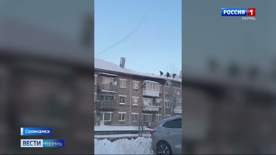 В Соликамске под тяжестью снега обрушилась новая кровля